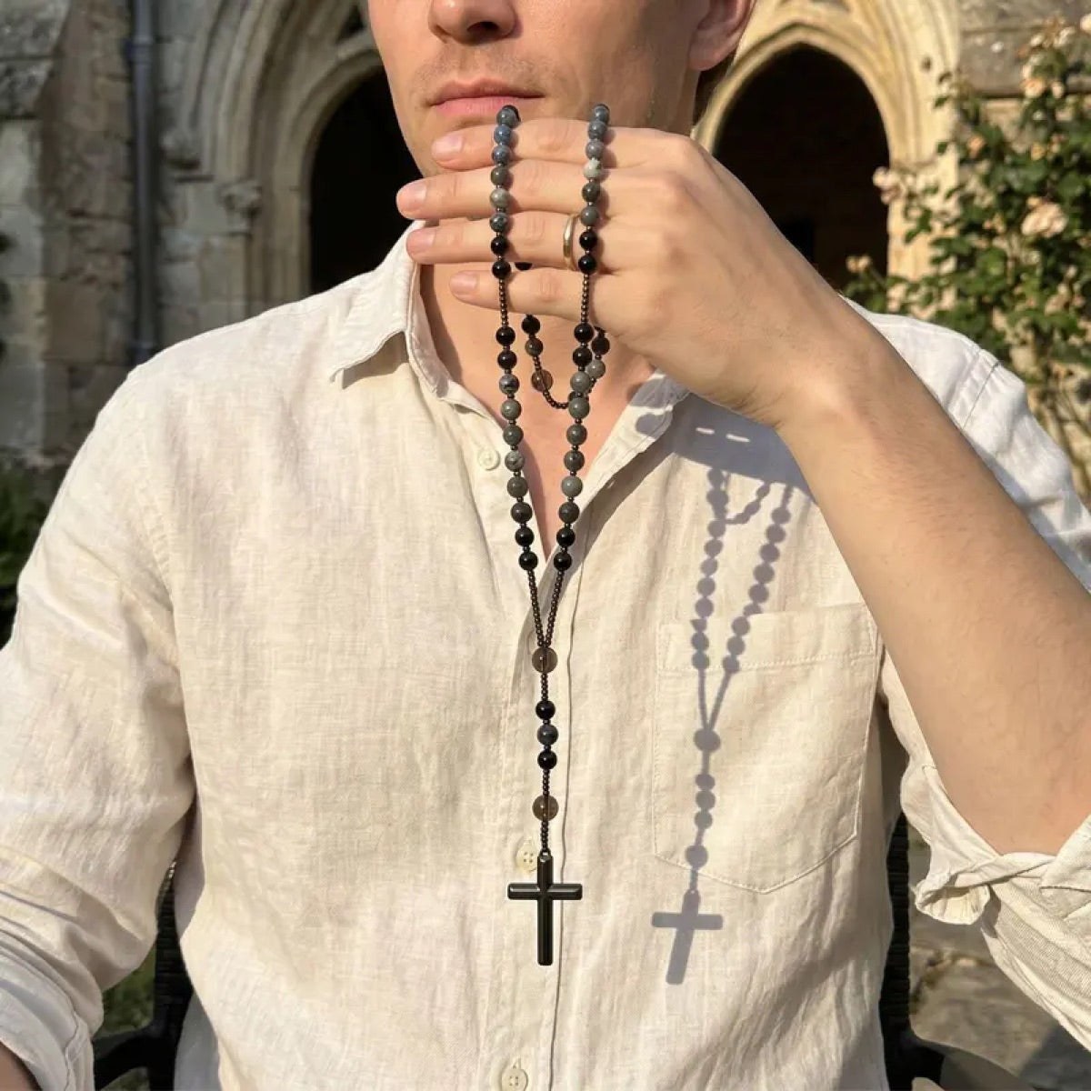 Collier croix Eclat Mystique en obsidienne et yooperlite réactive aux UV