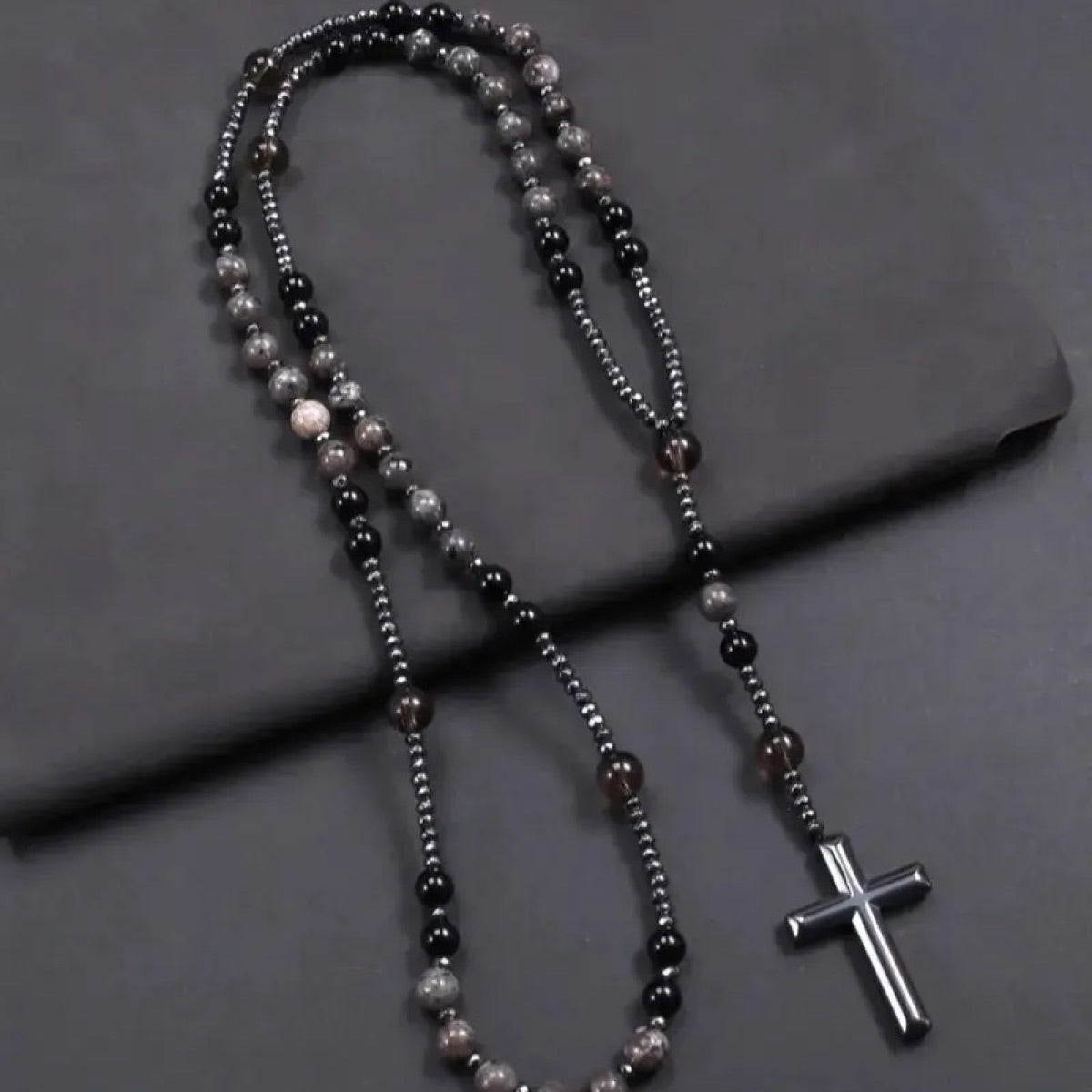 Collier croix Eclat Mystique en obsidienne et yooperlite réactive aux UV