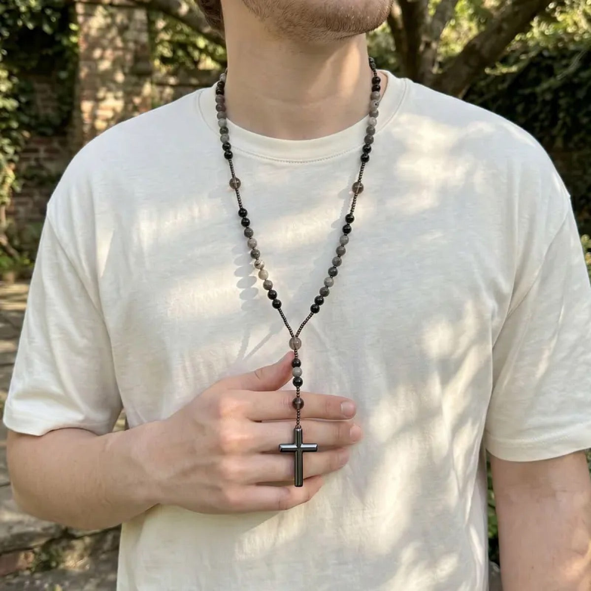 Collier croix Eclat Mystique en obsidienne et yooperlite réactive aux UV