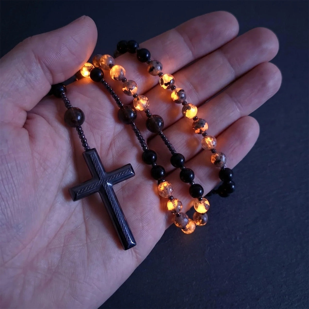 Collier croix Eclat Mystique en obsidienne et yooperlite réactive aux UV