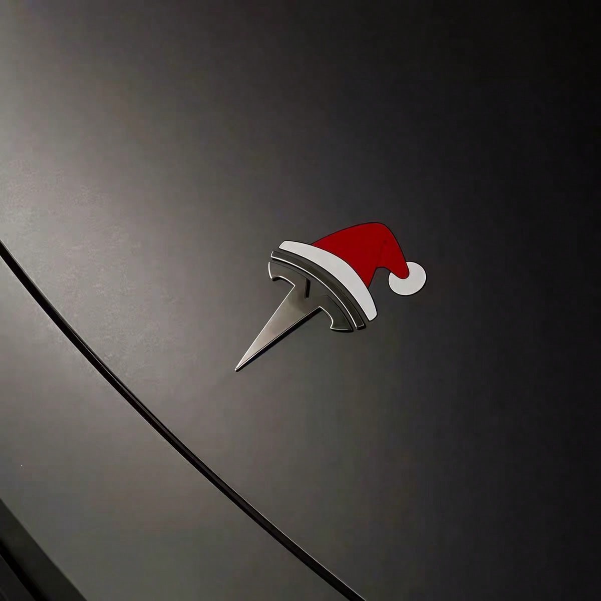 Festive Christmas Hat Car Badge – Slightly Raised Decorative Sticker for Cars & Holiday Auto Decor（2pcs）