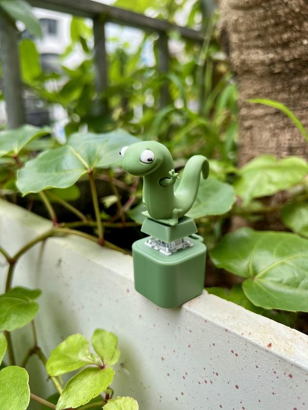 Lizard Button Keychain with Rechargeable LED Light &Realistic Croak-Color-Changing Fun Toy for Kids & Adults