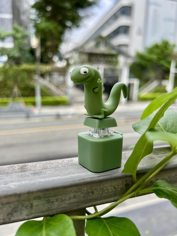 Lizard Button Keychain with Rechargeable LED Light &Realistic Croak-Color-Changing Fun Toy for Kids & Adults