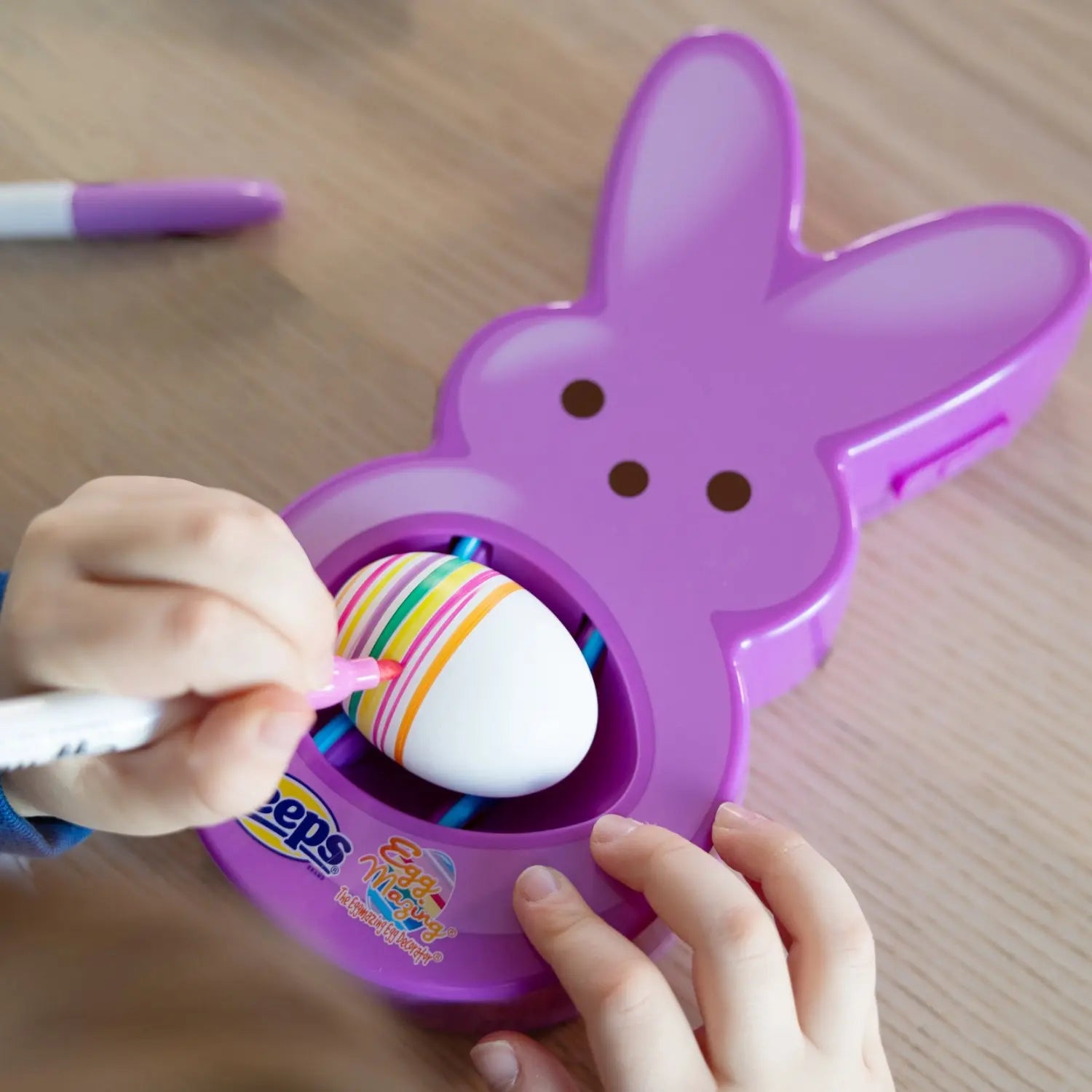 PEEPS Bunny Eggmazing Egg Decorator with 6 Colorful Markers for Less Mess Easter Fun DIY Decorations