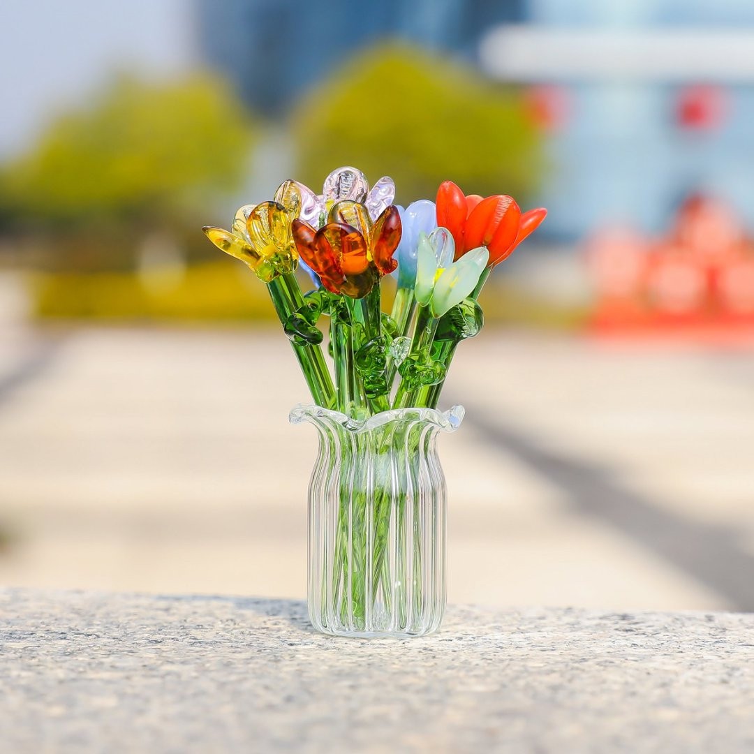 Miniature Glass Seven-Flower Figurine Collectible with Vase, Random Flower Colors, Perfect Birthday Gift