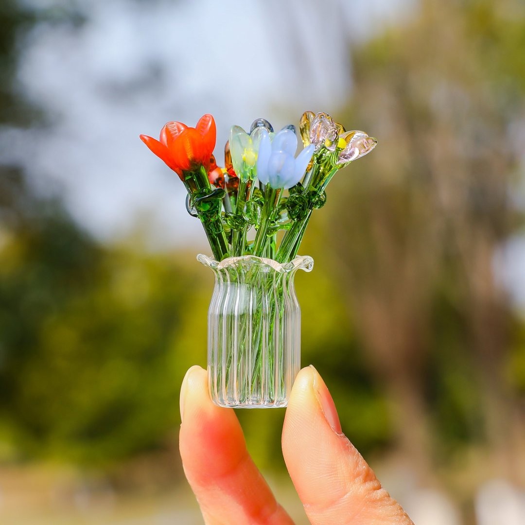 Miniature Glass Seven-Flower Figurine Collectible with Vase, Random Flower Colors, Perfect Birthday Gift